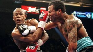 Shane Mosley countering Floyd Mayweather Jnr. With a straight right 